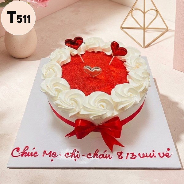 Bánh kem 8/3 T511 nhung đỏ rực rỡ và nơ thắt quyền quý