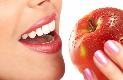 5 loại quả giúp bạn làm trắng răng hiệu quả