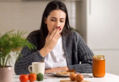 Ợ hơi, ợ chua nhiều sau mỗi bữa ăn - Làm sao để cải thiện?