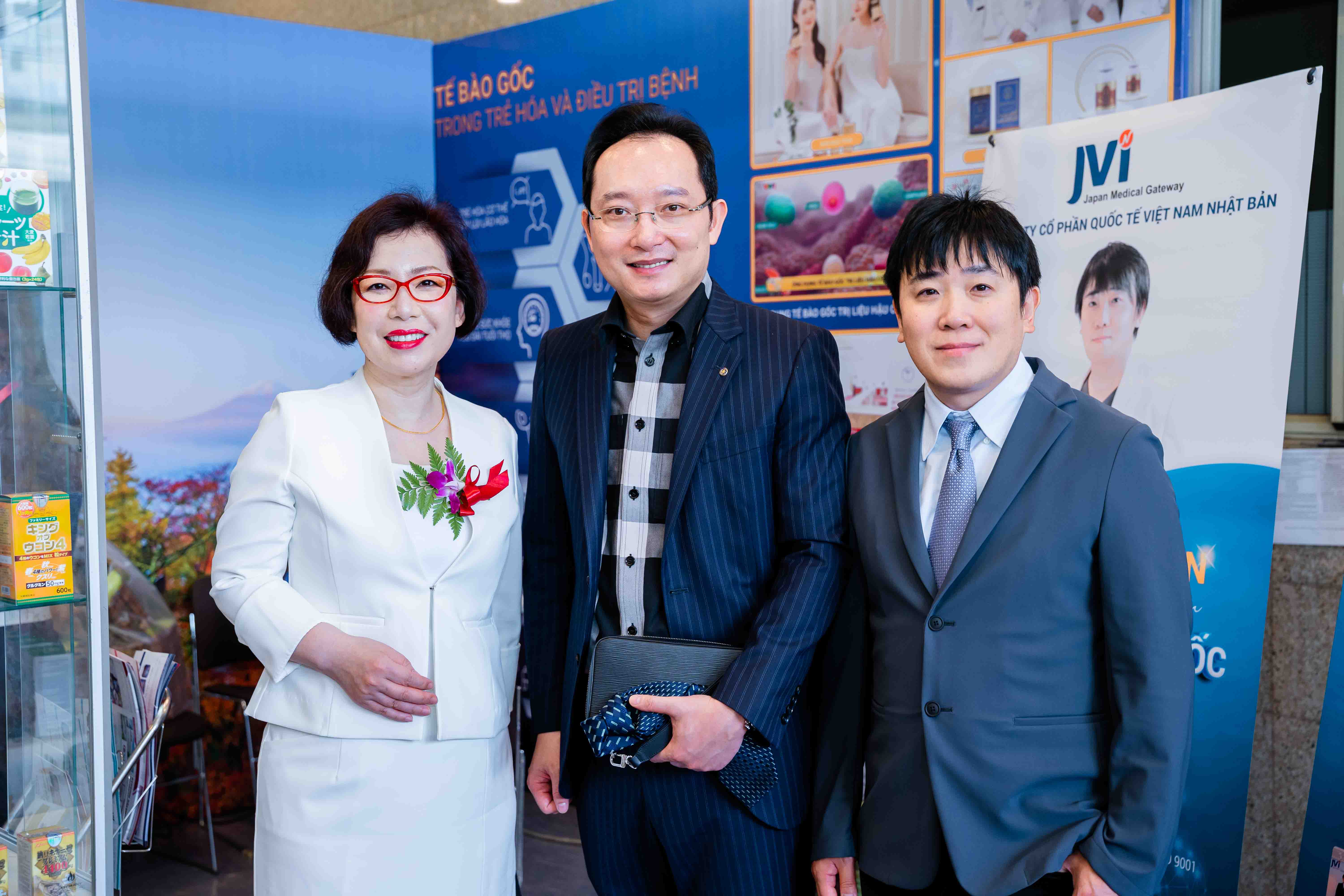 TS Đinh Ngọc Hải - Chủ tịch HĐQT Công ty Cổ phần Quốc tế Việt Nam Nhật Bản chụp hình kỷ niệm cùng 2 diễn giả Nhật Bản
