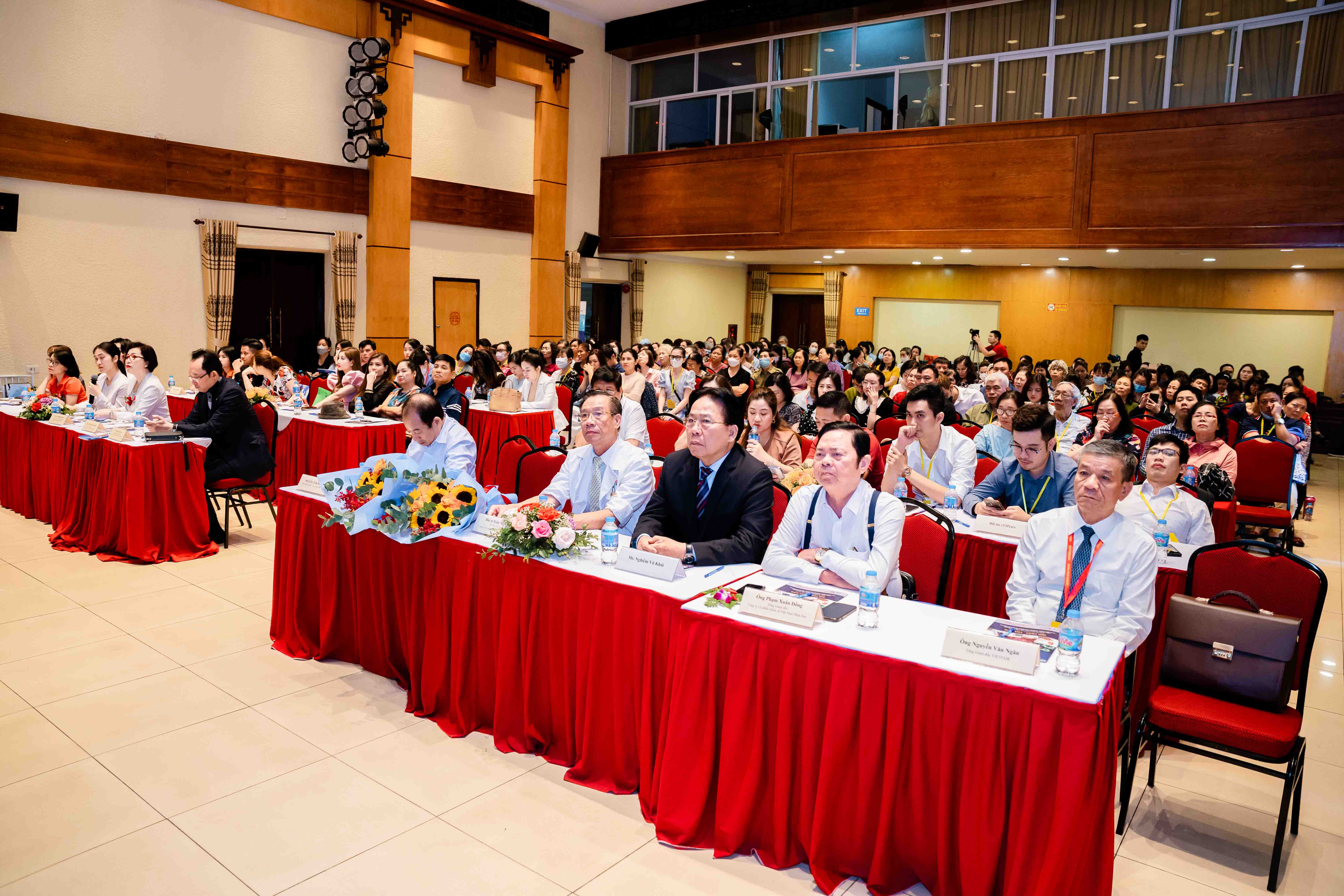 Đại biểu và khách mời chăm chú theo dõi các nội dung trình bày tại hội thảo
