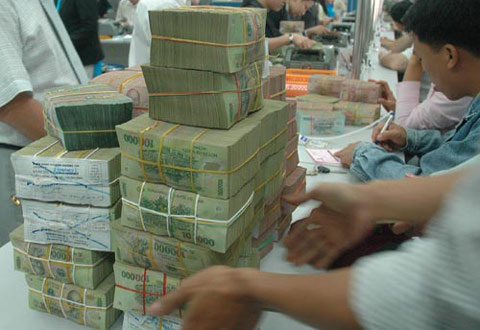 Nhất loạt áp 'trần' lãi suất cho vay mới