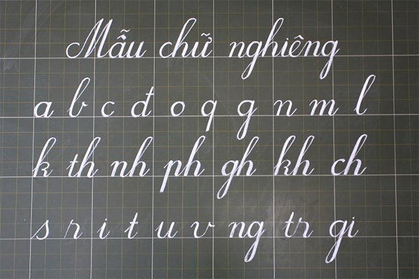 Viết chữ nghiêng cho trẻ em: Viết chữ nghiêng là một kỹ năng cần thiết cho trẻ em trong quá trình học tập. Tuy nhiên, việc học viết chữ nghiêng có thể trở nên khó khăn và chán ngấy đối với trẻ. Với các công cụ học tập hiện đại và đa dạng, viết chữ nghiêng cho trẻ em trở nên thú vị hơn bao giờ hết.