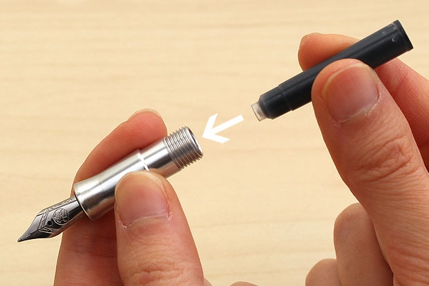 Cách lắp ống mực vào bút