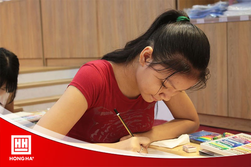 Bút chì Hồng Hà được các bạn học sinh ưa chuộng sử dụng 