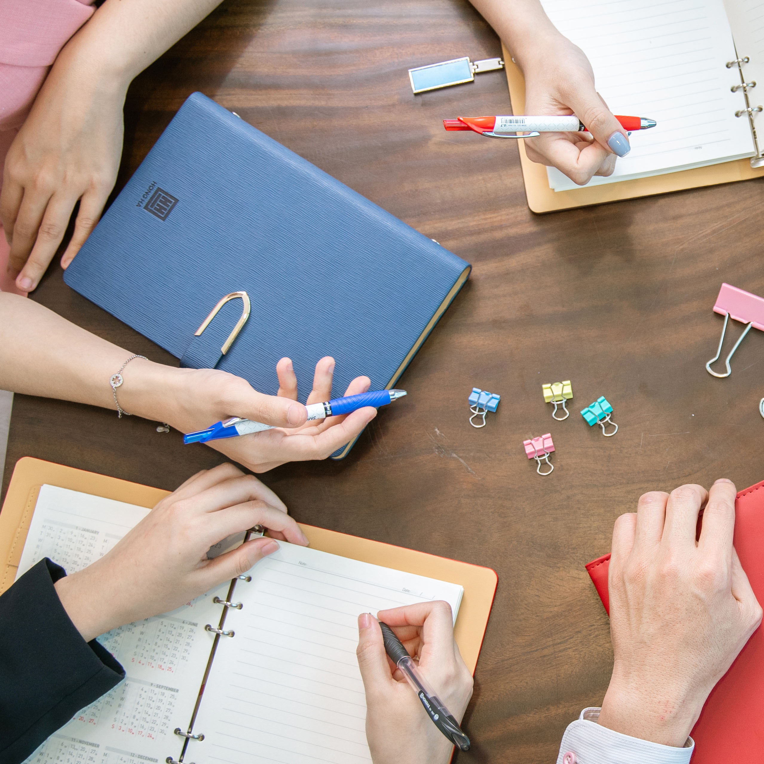 Vở kẻ ngang gáy dán Hồng Hà