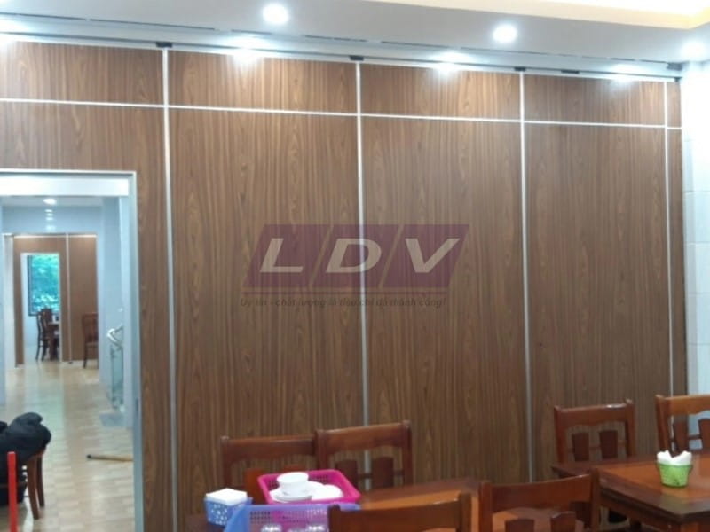 Vách ngăn bằng gỗ đơn giản