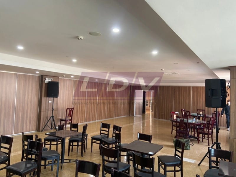 Vách ngăn bằng gỗ tấm lớn với hoa văn