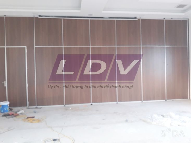Kiểu vách di động gỗ MFC nâu sẫm