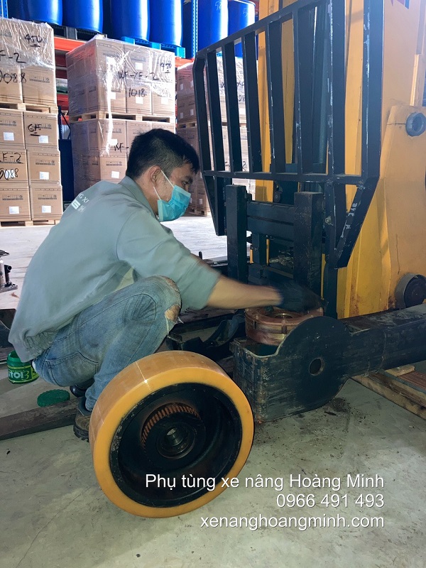 Thay bánh xe nâng điện Jungheinrich