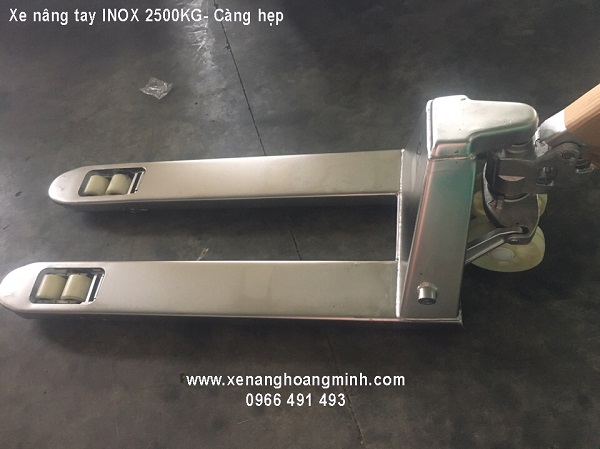 Xe nâng tay INOX 2500kg Càng hẹp