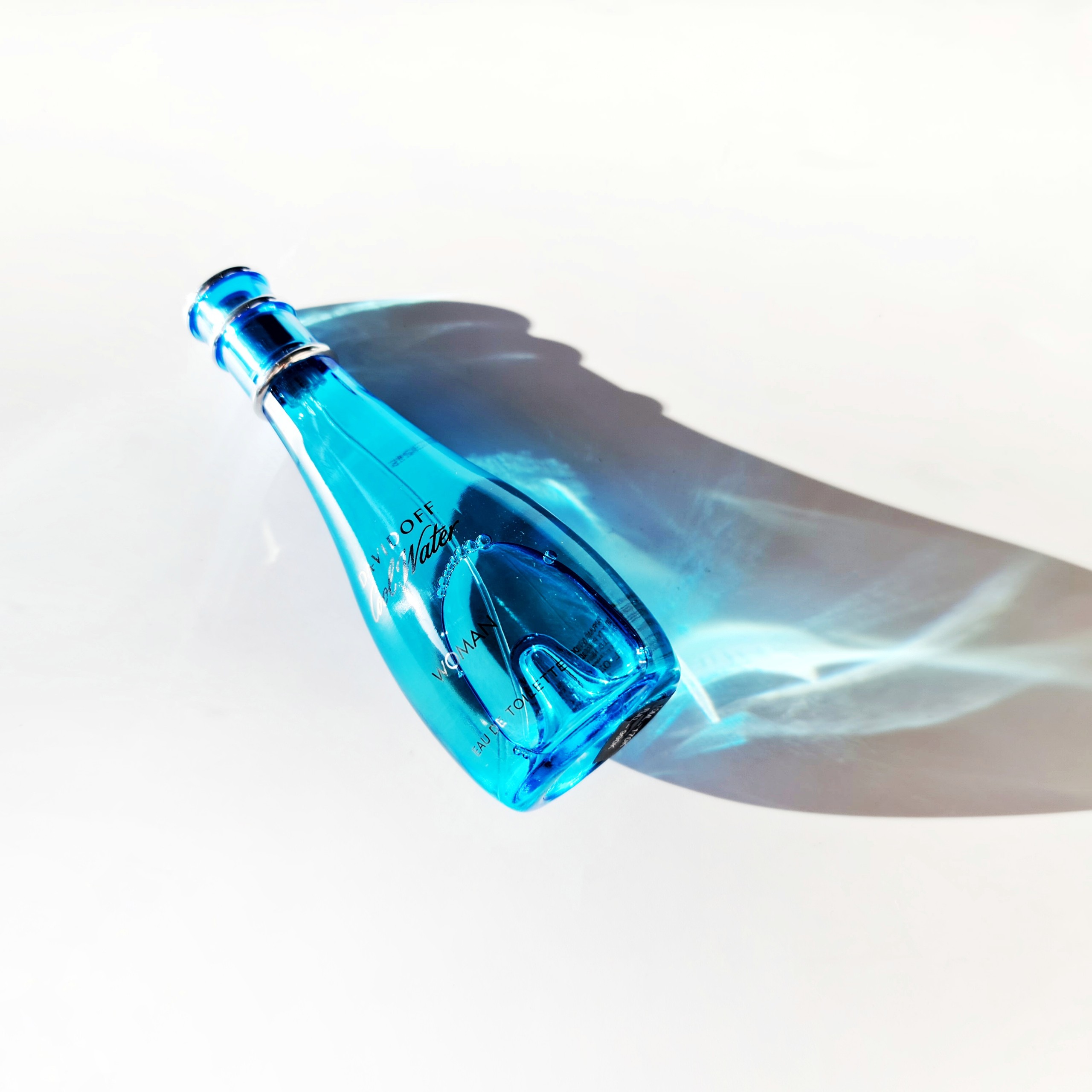 Davidoff Cool Water For Woman - cơn gió đại dương mát lạnh hòa cùng mùi hương nồng nàn của hoa quả.
