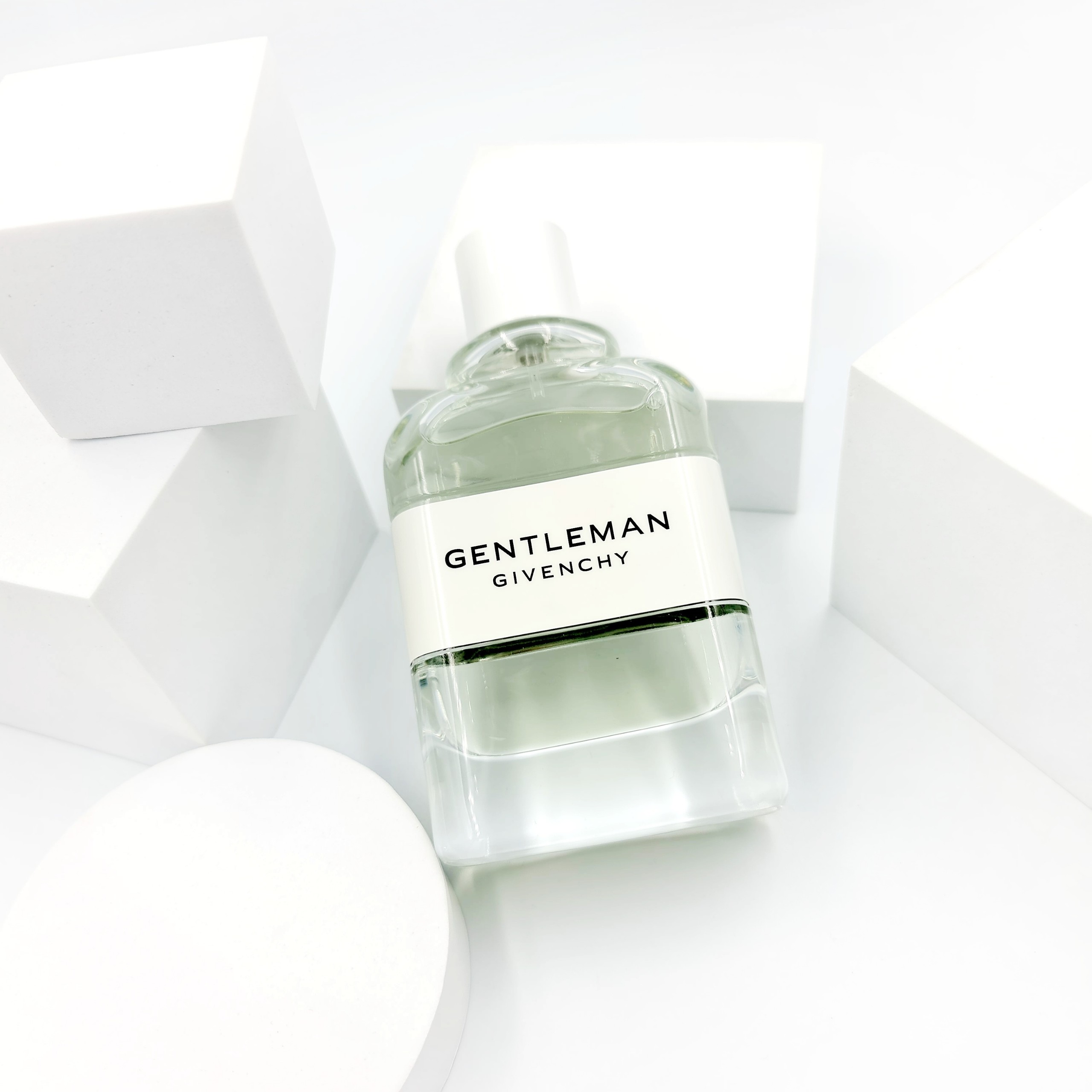 Givenchy Gentleman Cologne - Quý ngài lịch lãm và bộ vest sang trọng.