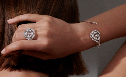 Phụ nữ hiện đại dùng trang sức phụ kiện như thế nào?