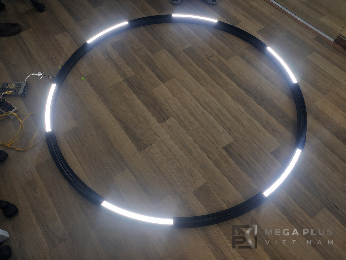 Cận cảnh thanh ray nam châm tròn D800mm Moon Lighting rãnh đồng đỏ nguyên chất