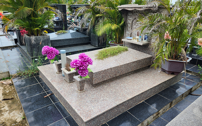 THI CÔNG PHẦN MỘ ĐÁ ĐỎ GIA LAI TẠI NGHĨA TRANG ĐỒNG XOÀI