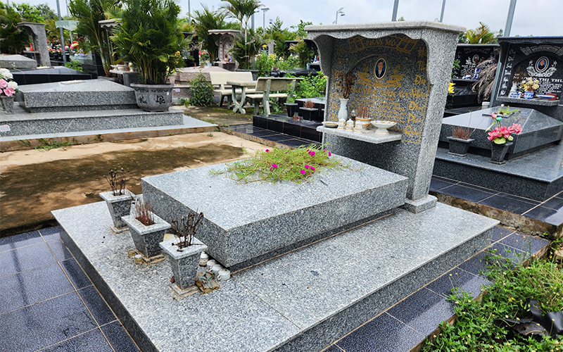 THI CÔNG PHẦN MỘ ĐÁ TRẮNG SUỐI LAU TẠI NGHĨA TRANG ĐỒNG XOÀI
