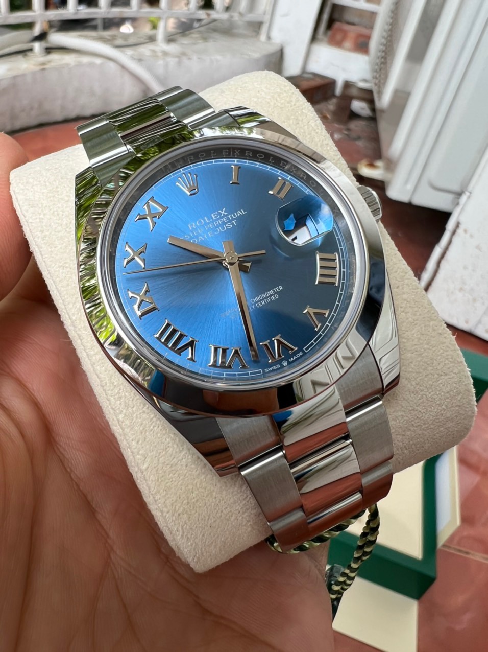 dong-ho-rolex-datejust-41-126300-mat-so-xanh-coc-so-la-ma