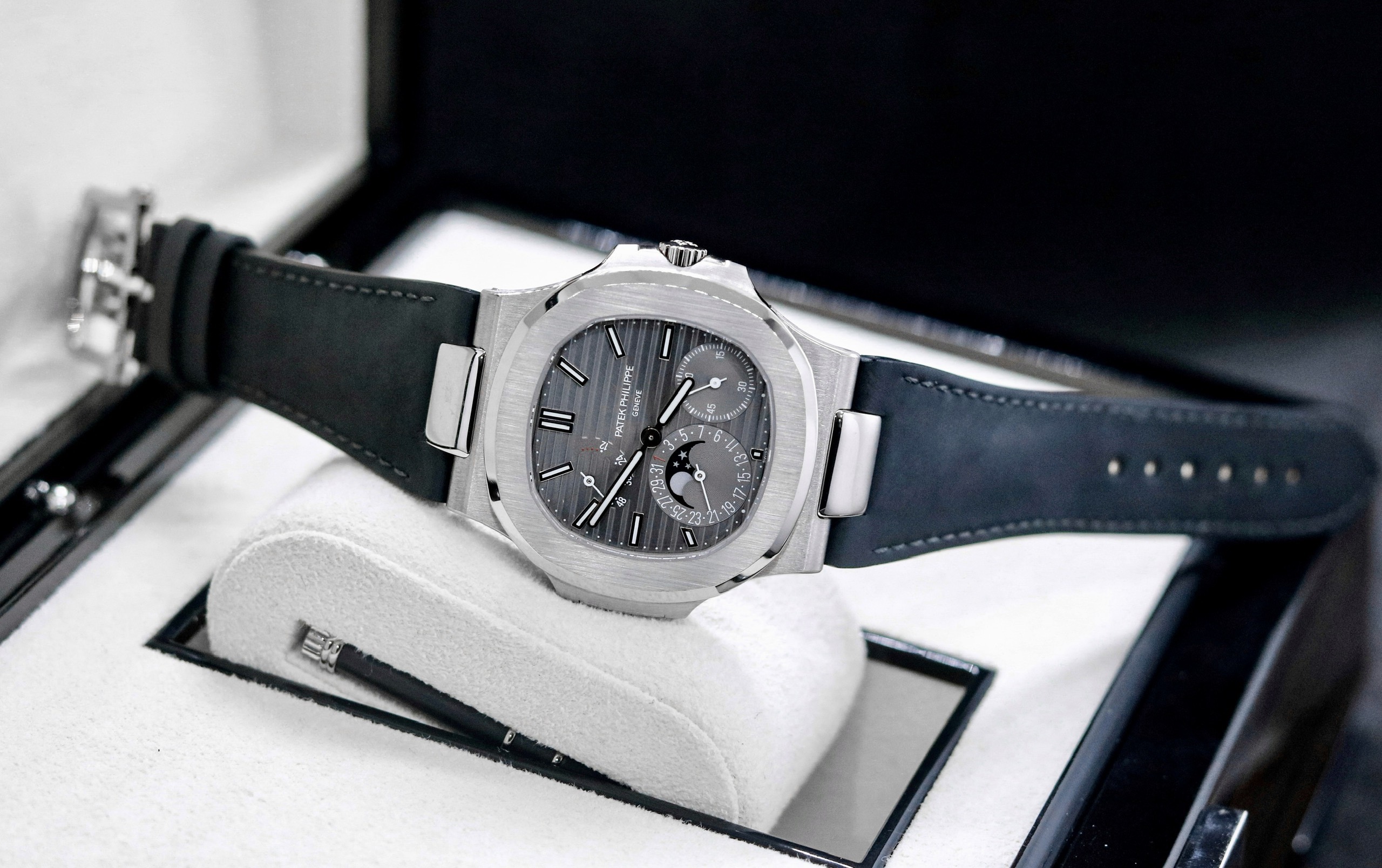 patek-philippe-nautilus-5712g-001-white-gold-grey-dial