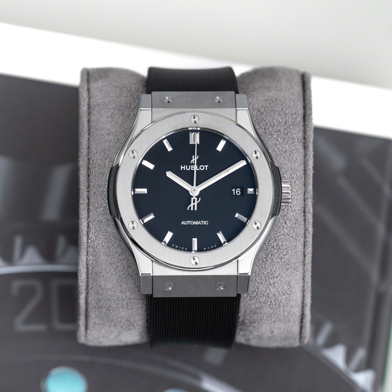 hublot-classic-fussion-black-dial