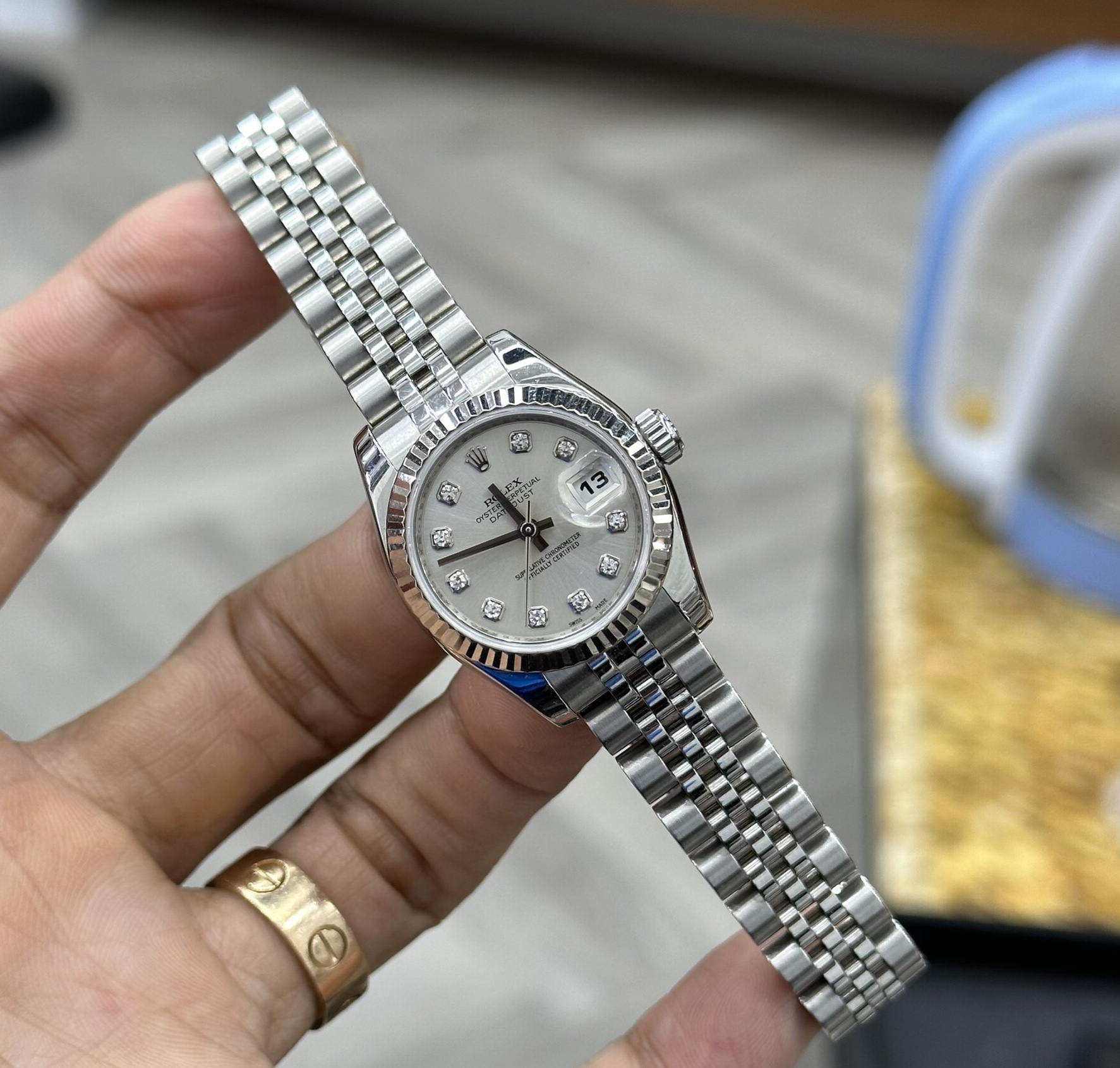 dong-ho-rolex-lady-datejust-trai-tia-trang-179174-seri-z
