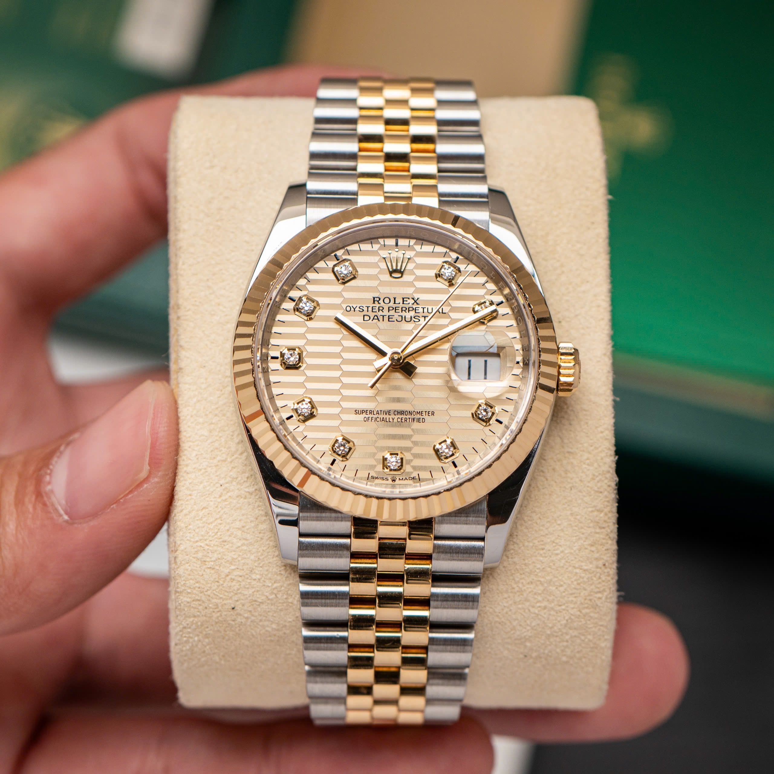 rolex-oyster-perpetual-datejust-36-126233-mat-xep-gach