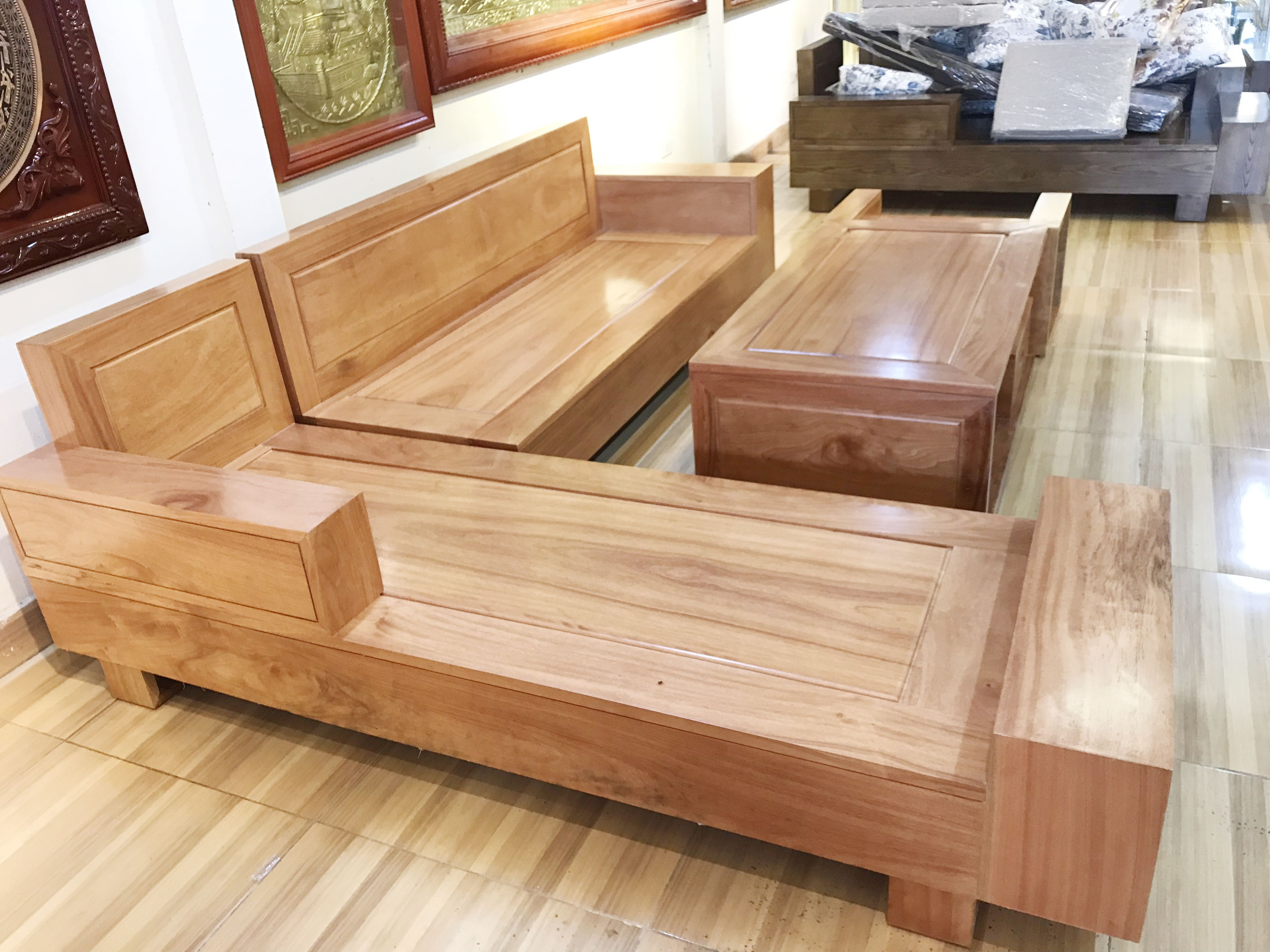 Một bộ bàn ghế phòng khách gỗ đinh hương sẽ là lựa chọn hoàn hảo để tạo ra không gian sống sang trọng và hiện đại cho căn nhà của bạn. Với chất lượng gỗ đinh hương cao cấp và thiết kế tinh tế, bộ bàn ghế này không chỉ mang lại sự thoải mái mà còn trở thành điểm nhấn sang trọng của căn phòng.