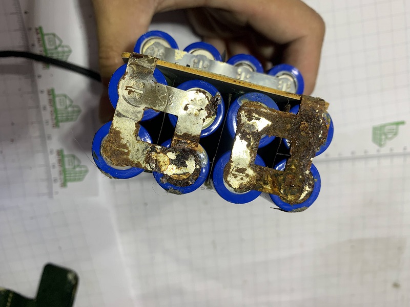 Pin xe cân bằng cũ