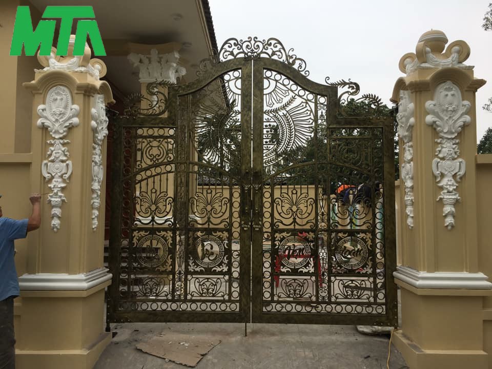Cửa cổng sắt đẹp là điểm nhấn trang trí cho ngôi nhà của bạn. Những dải sắt uốn cong tinh tế kết hợp với hoa văn độc đáo tạo nên một tác phẩm nghệ thuật tuyệt vời. Hãy xem hình ảnh để đắm chìm trong vẻ đẹp của cửa cổng sắt.
