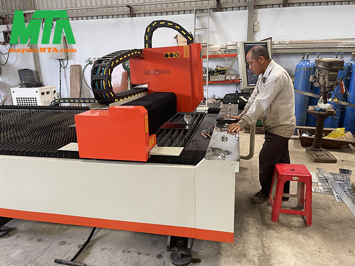 máy cắt cnc laser fiber