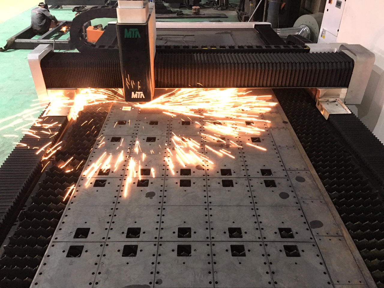 Cắt laser thép https://maycncmta.com/