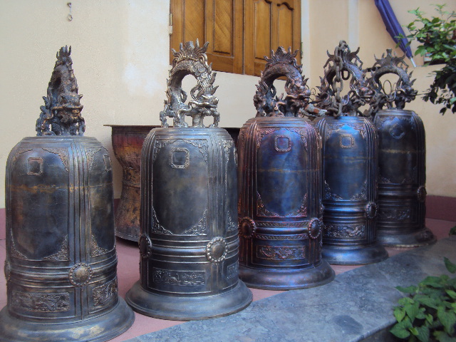 Sự mầu nhiệm của chuông đồng, khánh đồng