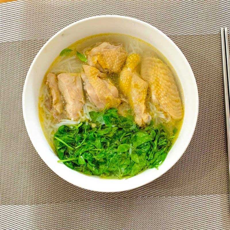 Món bún gà lá é đậm đà ngọt thanh vị thịt
