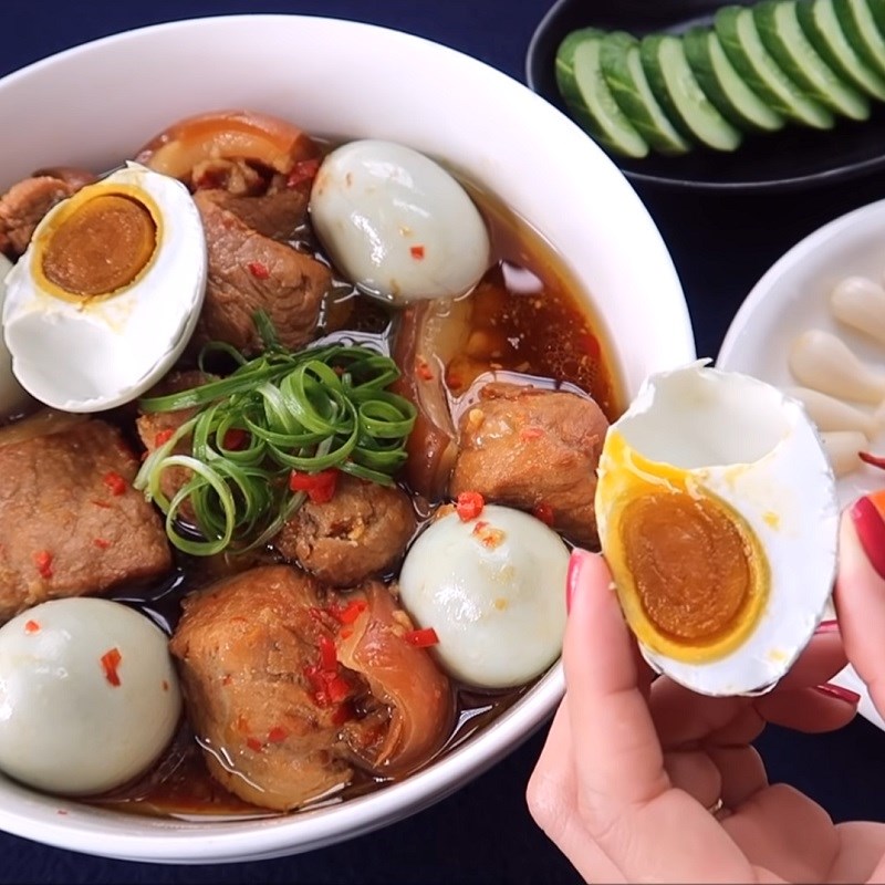 Món thịt kho trứng muối với miếng thịt mềm ngon
