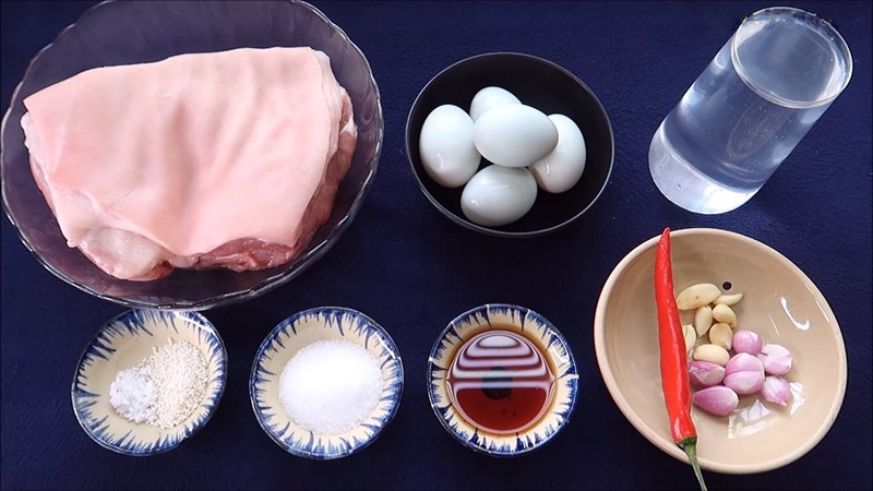 Nguyên liệu làm thịt kho trứng muối