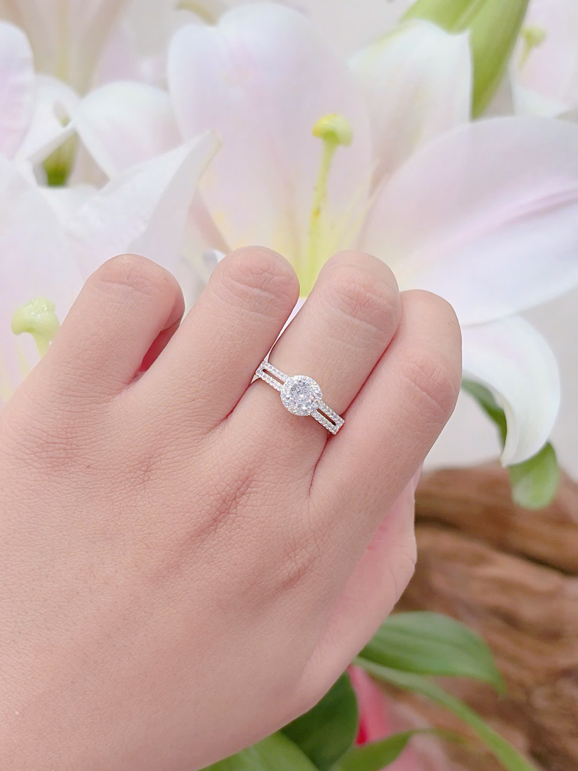 Nhẫn nữ hai hàng đá nhỏ viên đá chủ to hàng đặt theo size của khách hàng NU000