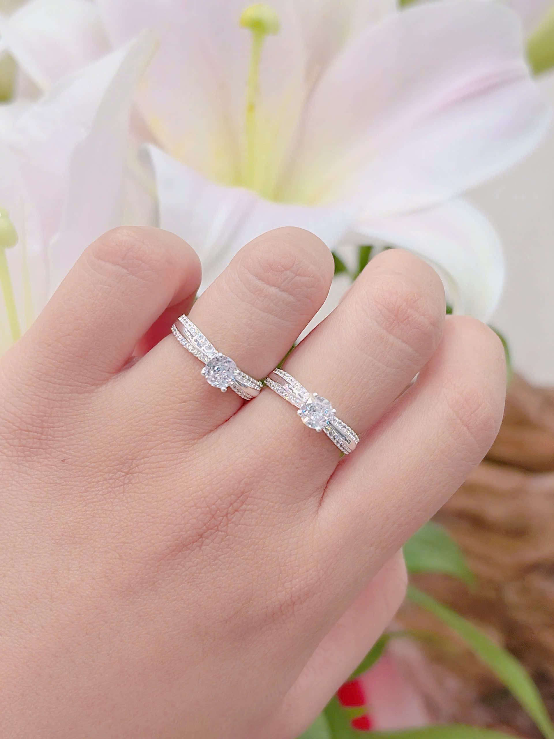 Nhẫn nữ hai hàng đá nhỏ và đá chủ to hàng đặt theo size của khách hàng NU000