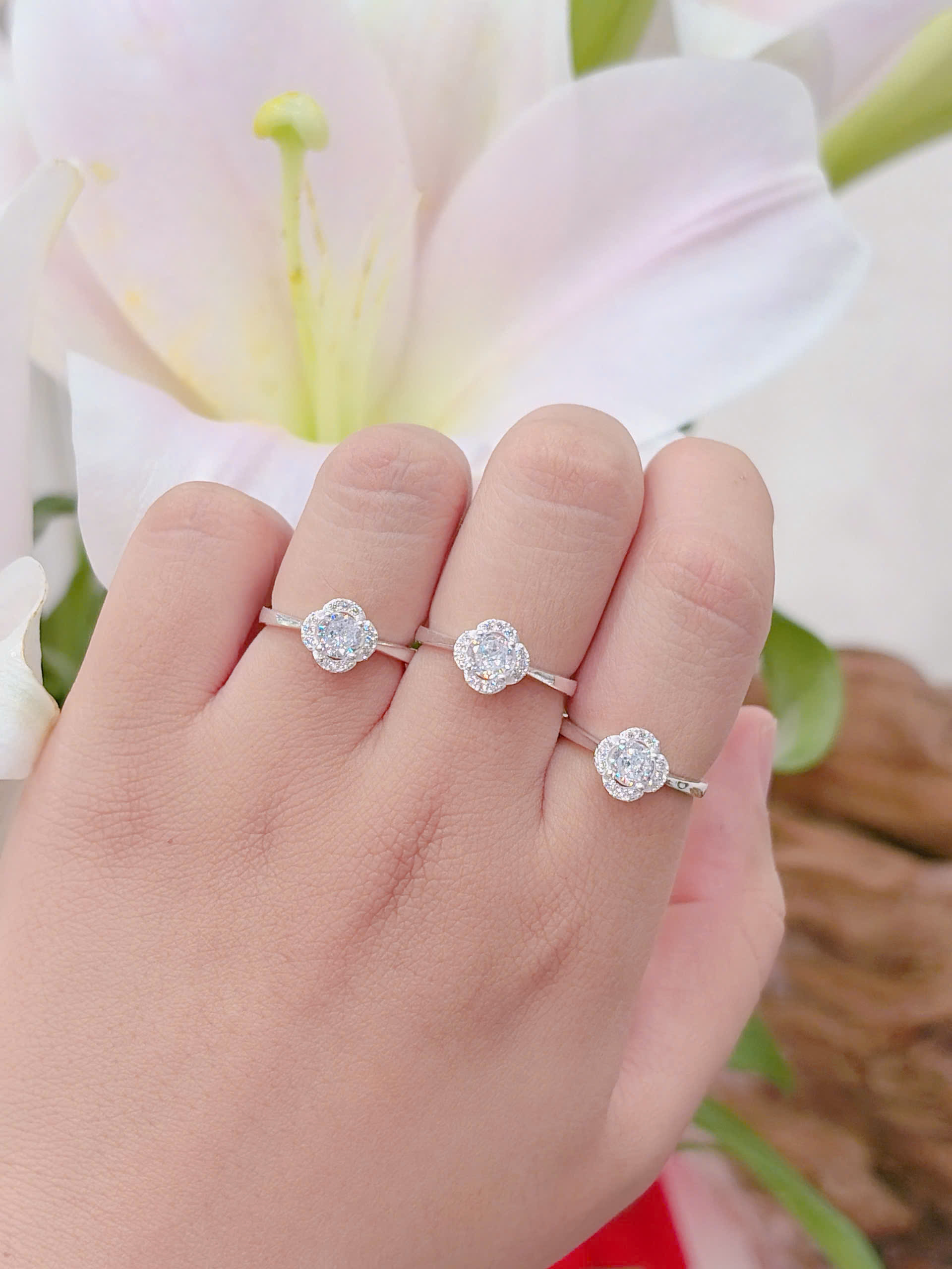Nhẫn nữ đá chủ to kiểu dáng chơn hàng đặt theo size của khách hàng NU000