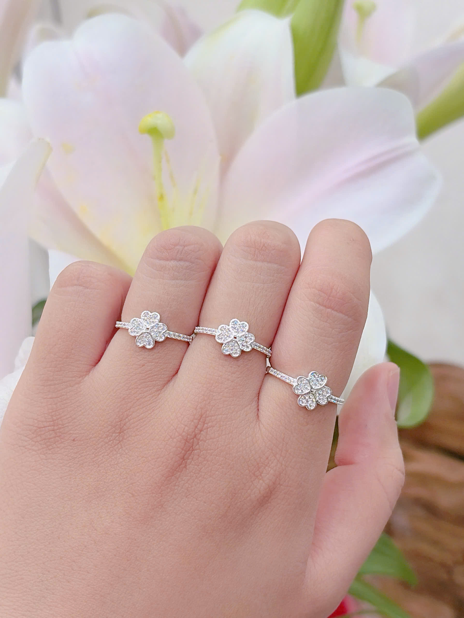 Nhẫn nữ cỏ 4 lá và hàng đá nhỏ hàng đặt theo size của khách hàng NU000
