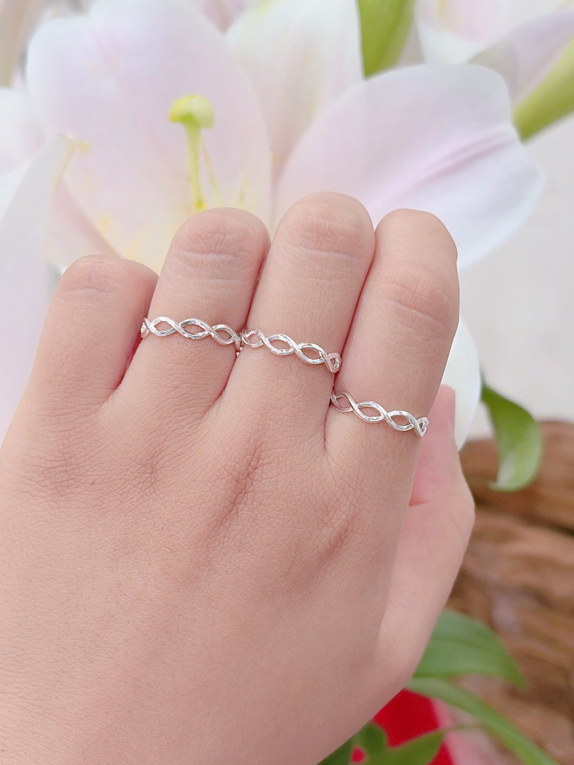 Nhẫn nữ không có đá thiết kế vô cực vặn xoắn hàng đặt theo size của khách hàng NU000