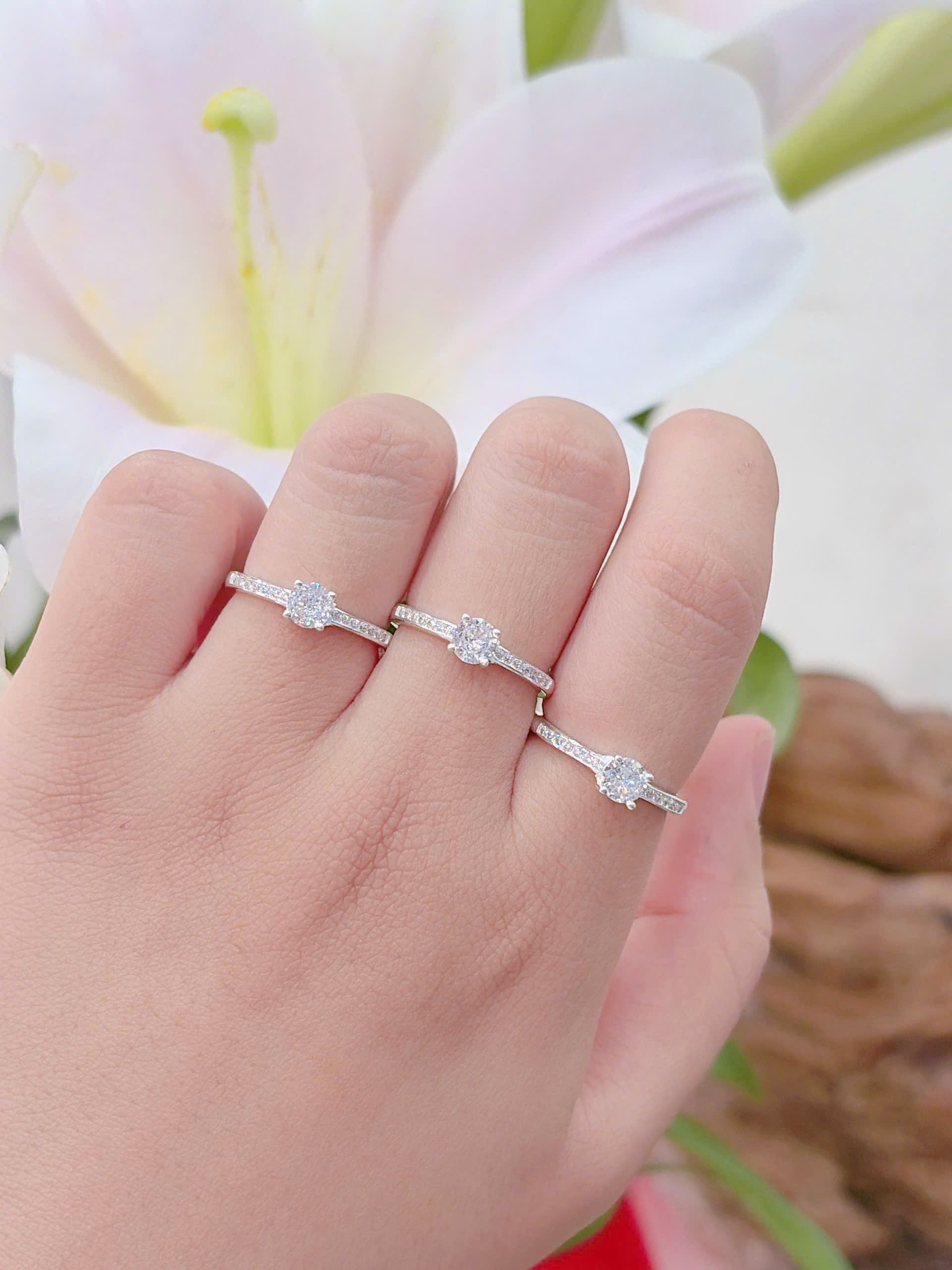 Nhẫn nữ đá chủ nhỏ và hàng đá nhỏ hàng đặt theo size của khách hàng NU000