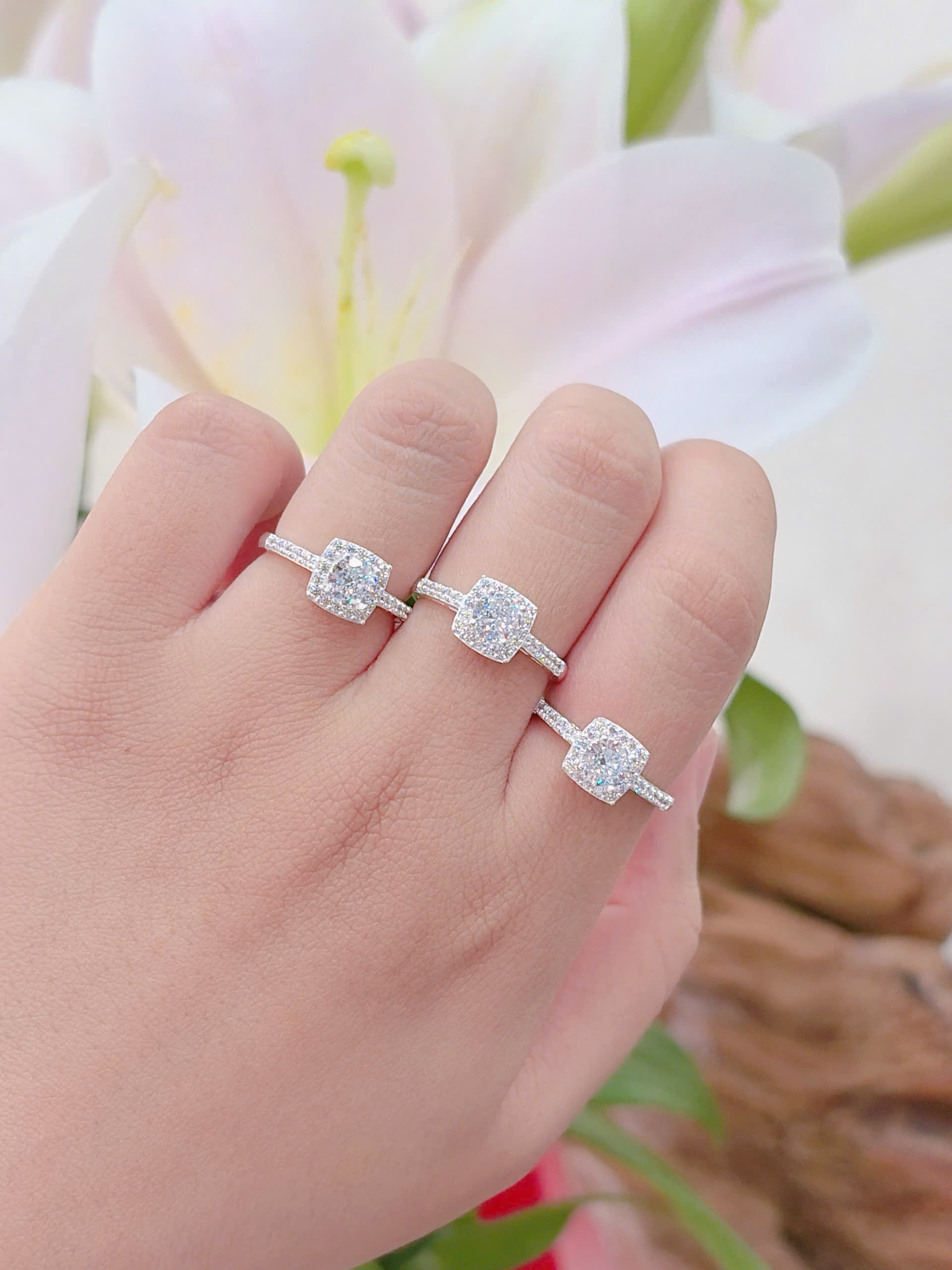 Nhẫn nữ đá chủ to xung quanh đá nhỏ hàng đặt theo size của khách hàng NU000