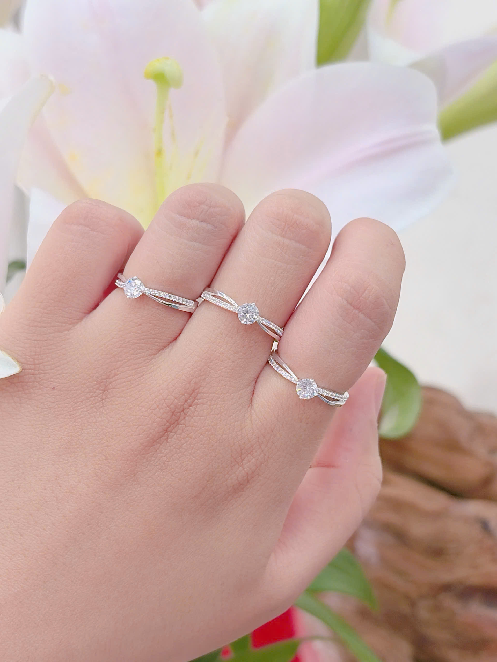 Nhẫn nữ đá chủ nhỏ hàng đá nhỏ hai bên hàng đặt theo size của khách hàng NU000