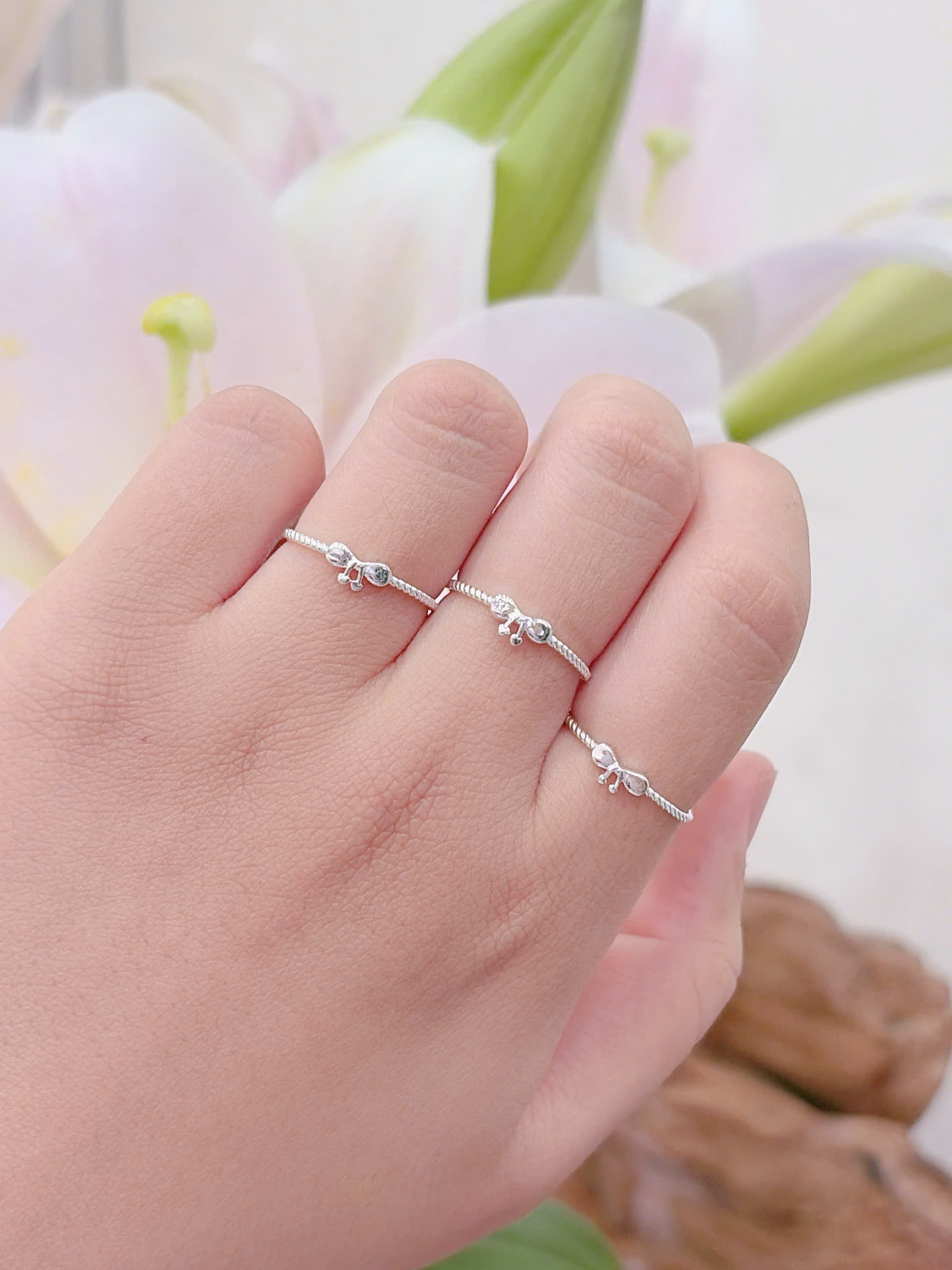 Nhẫn nữ chiếc nơ không đính đá hàng đặt theo size của khách hàng NU000