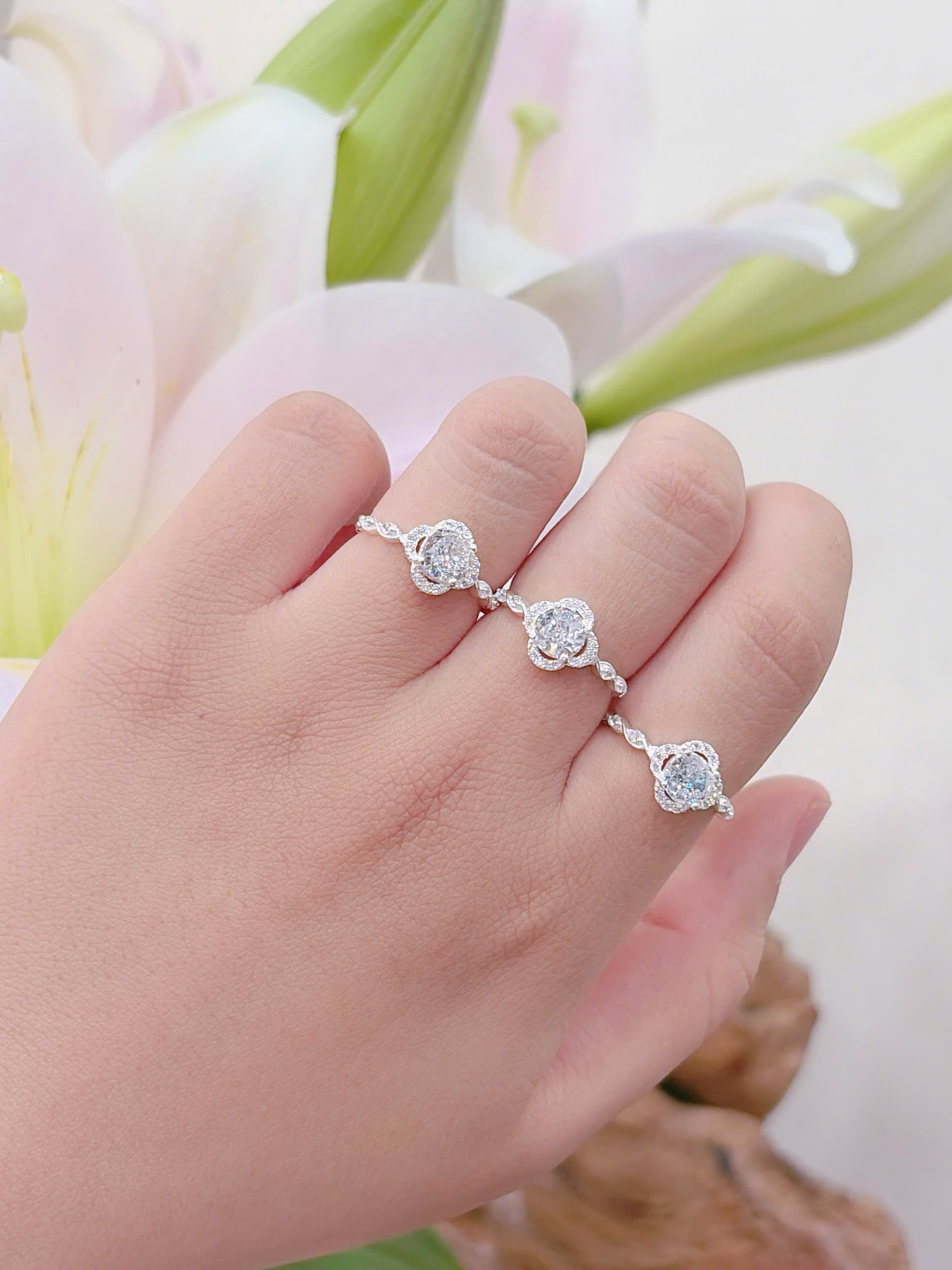 Nhẫn nữ 4 lá có đá chủ to hàng đặt theo size của khách hàng NU000