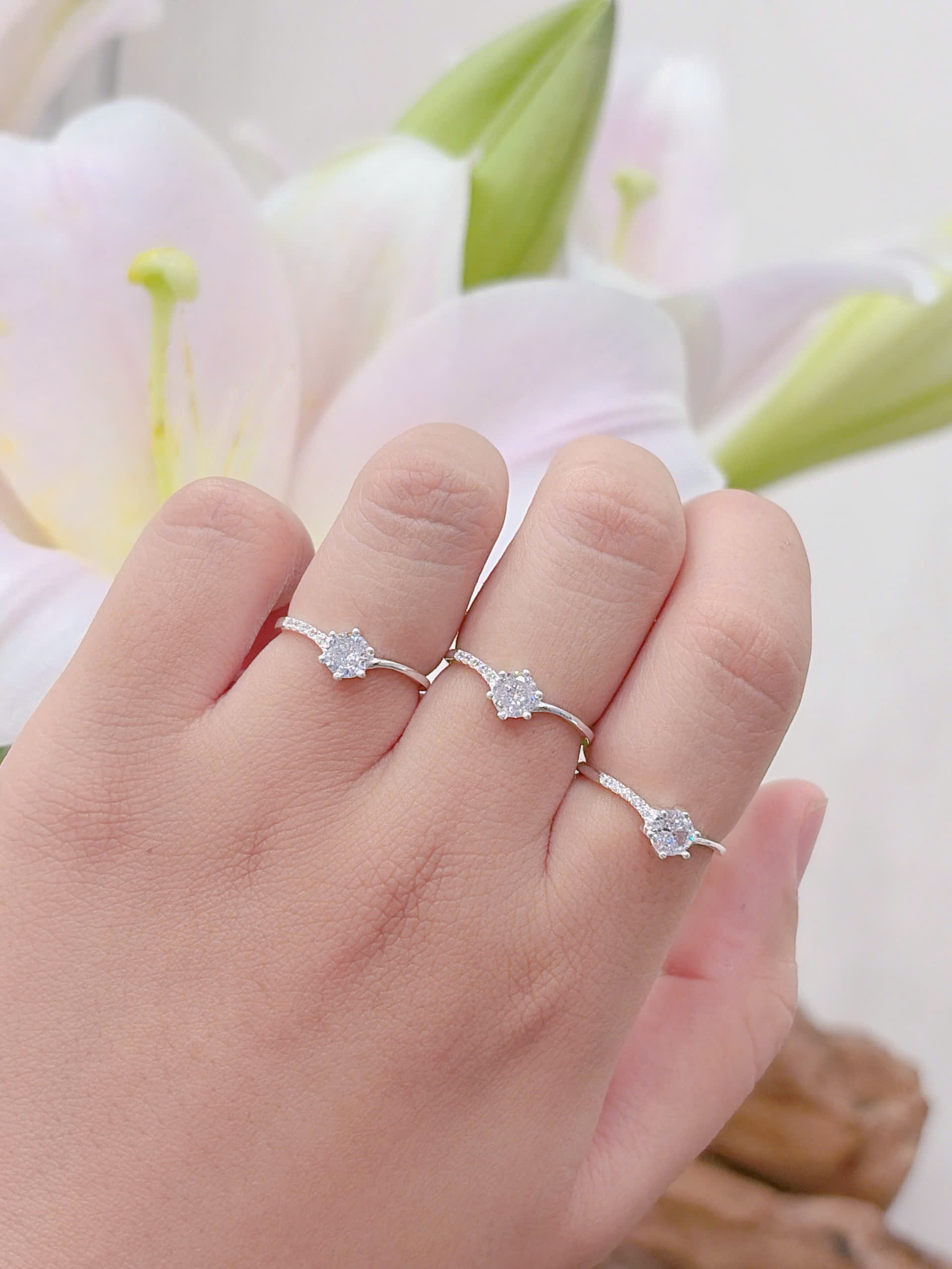 Nhẫn nữ đá chủ to và 1 hàng đá lệch 1 bên hàng đặt theo size của khách hàng NU000