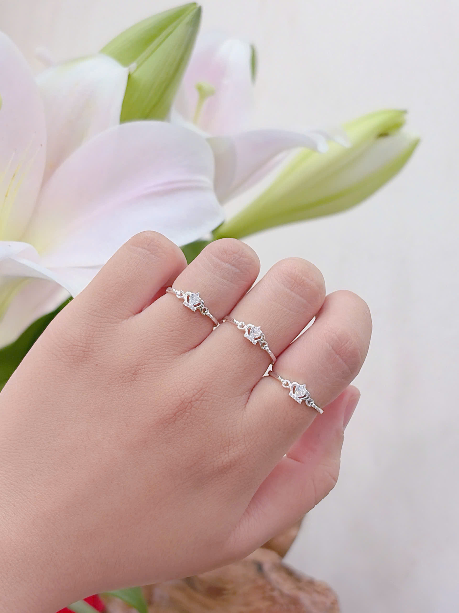 Nhẫn nữ hình vương miện đá nhỏ hàng đặt theo size của khách hàng NU000