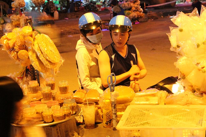 Muối tôm tây ninh và bánh tráng trong lòng Sài Gòn