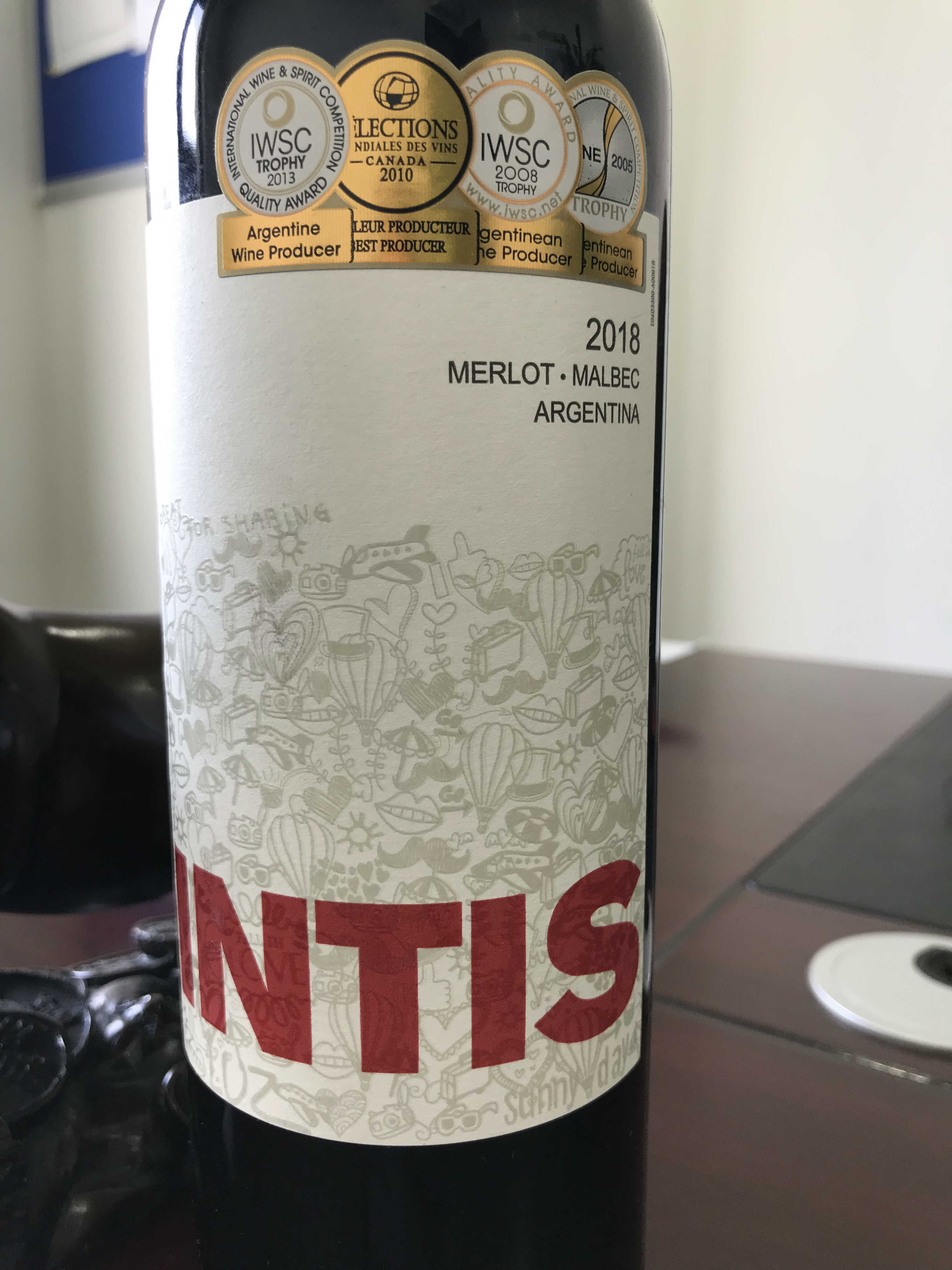 Kết quả hình ảnh cho vang argentina argentina intis merlot malbec