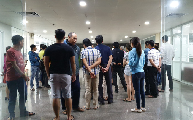 HÀNG TRĂM NGƯỜI BAO VÂY CÔNG TY BẤT ĐỘNG SẢN TẠI ĐÀ NẴNG ĐÒI SỔ ĐỎ XUYÊN ĐÊM